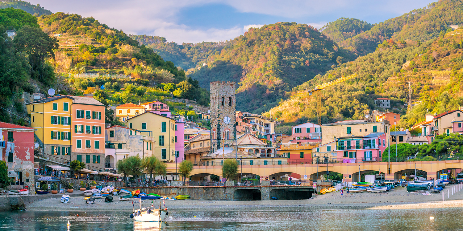 Llegarás a Monterosso al Mare en tren, la perla de las Cinque Terre, para coger el Barco.