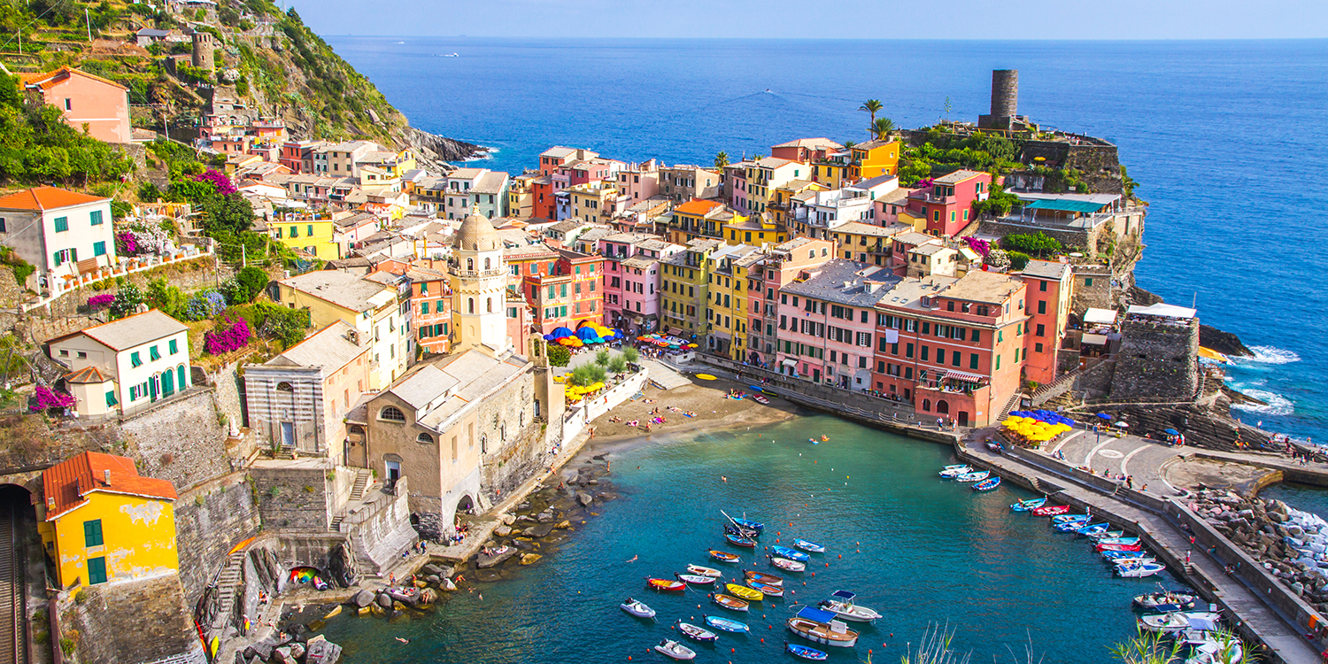 La primera parada del recorrido será el pintoresco y colorido pueblo de Manarola.