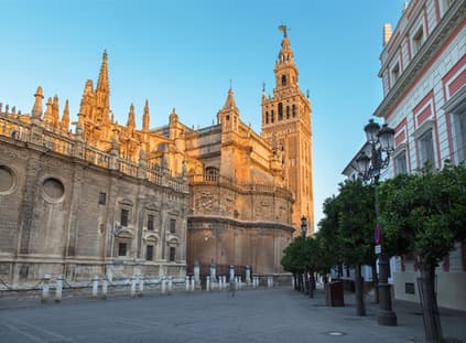 Vista de la fachada de la Catedra de Sevilla y la Giralda-Entradas a la Catedral de Sevilla-Actividades, entradas y excursiones en Sevilla Buendía 