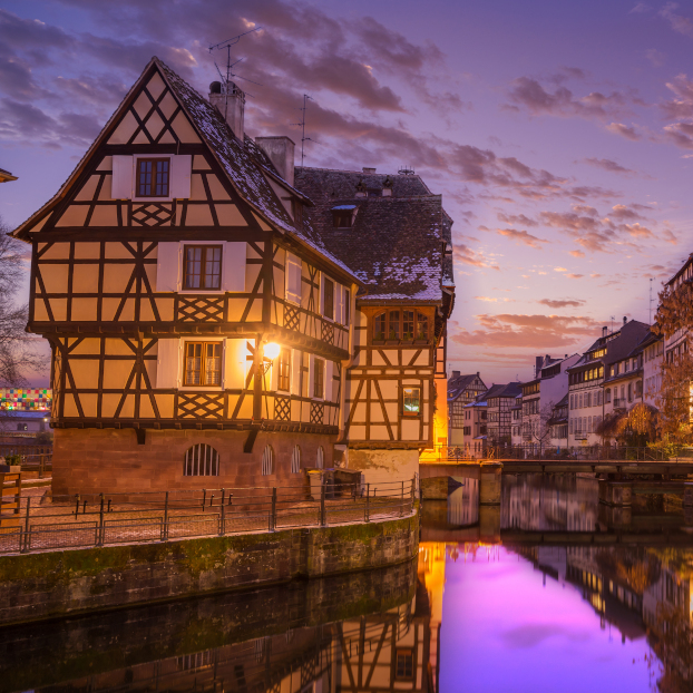 Muelle de los puentes cubiertos en Estrasburgo - Barrio de la petite France en Estrasburgo al anochecer - Free Tour Misterios y Leyendas de Estrasburgo - Actividades y Excursiones Buendía Alsacia, Francia 