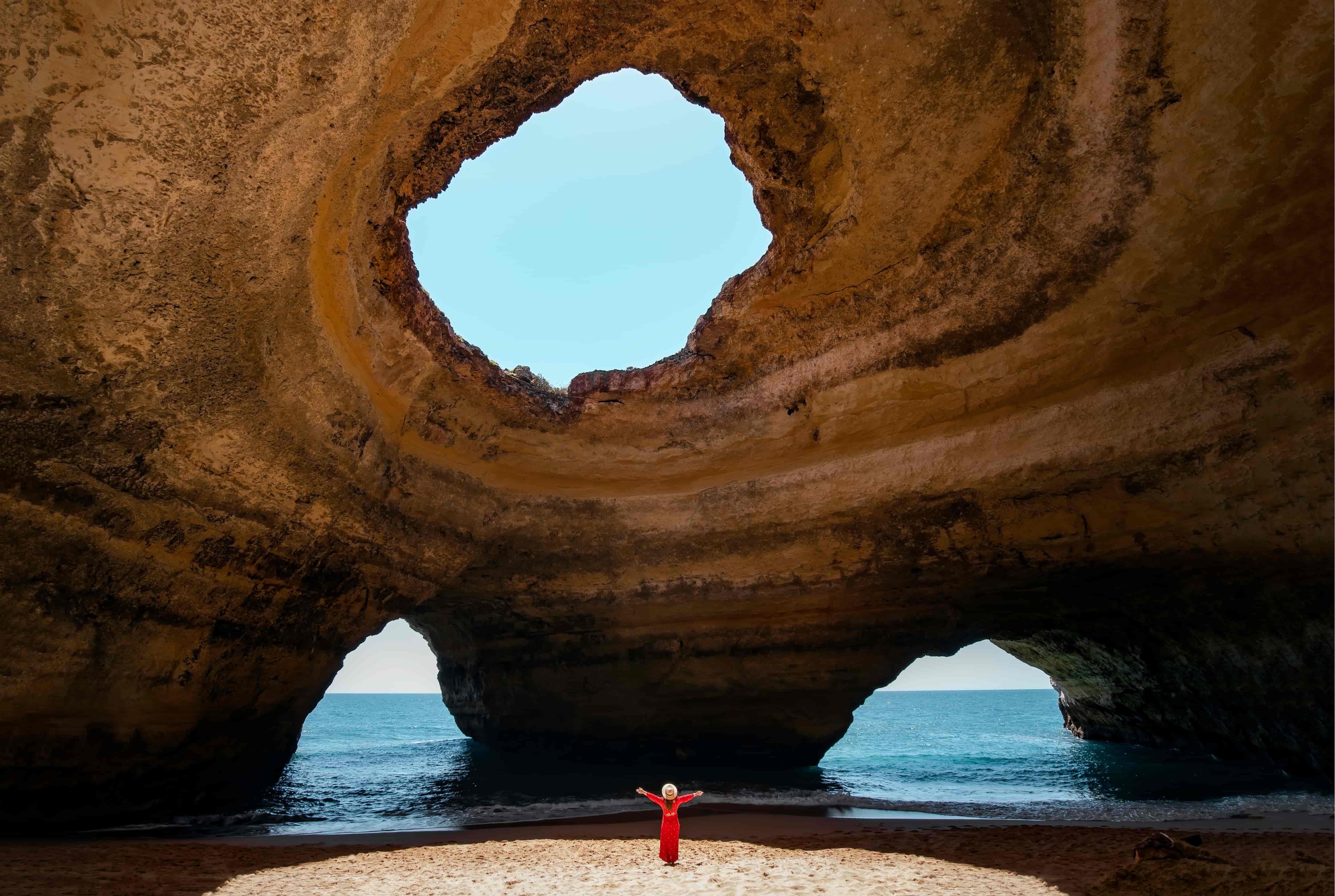 Mujer disfrutando en la Gruta de Benagil en el Algarve-Excursión en Barco a la Gruta de Benagil-Actividades y excursiones en el Algarve Buendía
