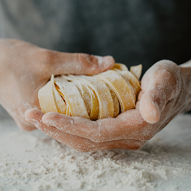 Preparación de tagliatelle fresco - Taller de Pasta Fresca con un Chef italiano en Florencia - Actividades y Excursiones Buendía Tours Florencia, Italia