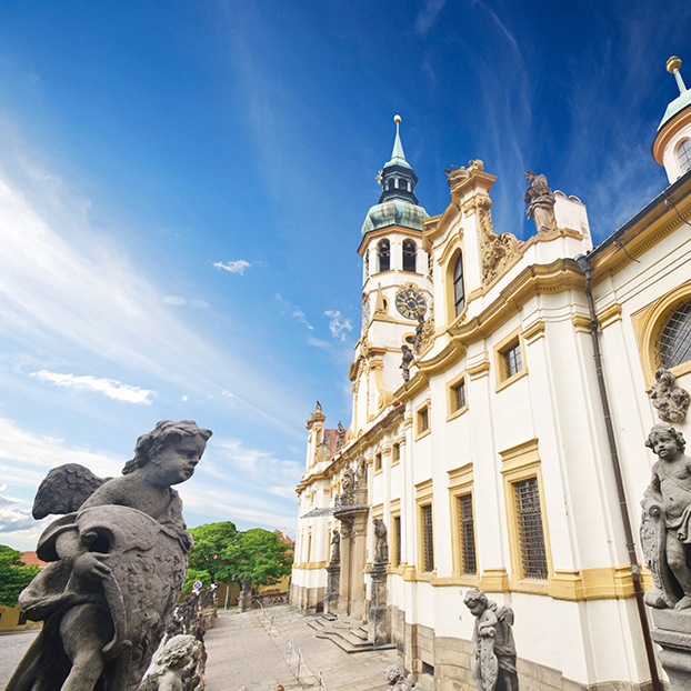 Estatuas frente a la Iglesia de nuestra Señora Loreto - Tour Misterios y Cervezas de Praga - Actividades y Excursiones Buendía Republica Checa