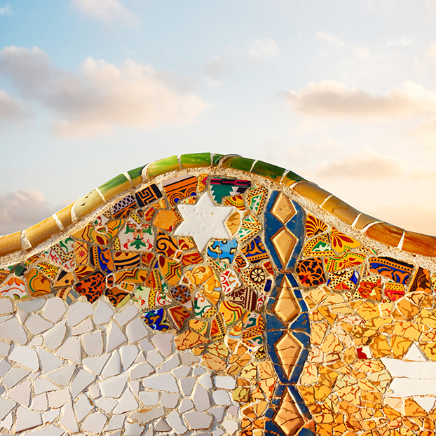 Mosaicos de colores del Mirador del Park Güell de Antoni Gaudí - Visita Guiada Park Güell con Entradas incluidas - Actividades y Excursiones Buendía Barcelona, Cataluña