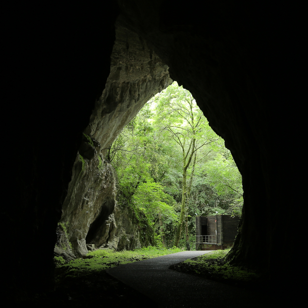Entrada de la Cueva de Cullalvera - Excursión a la Cueva Cullalvera y Descenso del Asón en Canoa desde Santander - Actividades y Excursiones Buendía, Cantabria