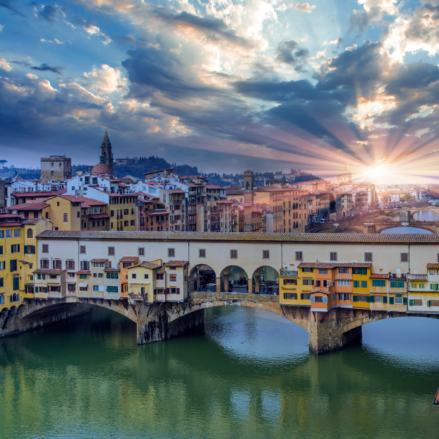 Puente Vecchio en Florencia al atardecer - Free Tour Misterios y Leyendas de Florencia - Actividades y Excursiones Buendía Italia