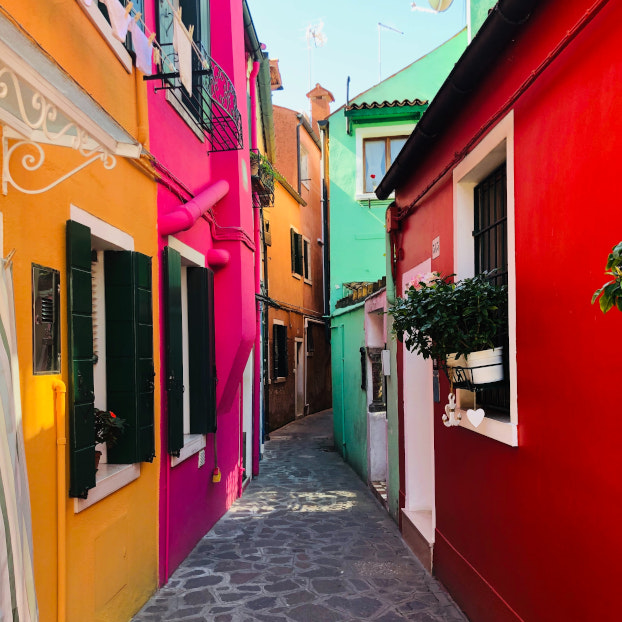 Fachadas coloridas de casas en las estrechas calles de Burano - Tour Murano y Burano en Barco desde Venecia - Visitas guiadas y Excursiones Buendía Italia