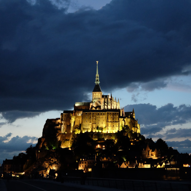 Abadía Monte Saint-Michel por la noche - Entrada prioritaria a la Abadía del Monte Saint-Michel - Excursiones y Actividades en Francia - Buendía