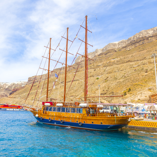 Paseo en barco por las islas volcánicas con atardecer en Oia