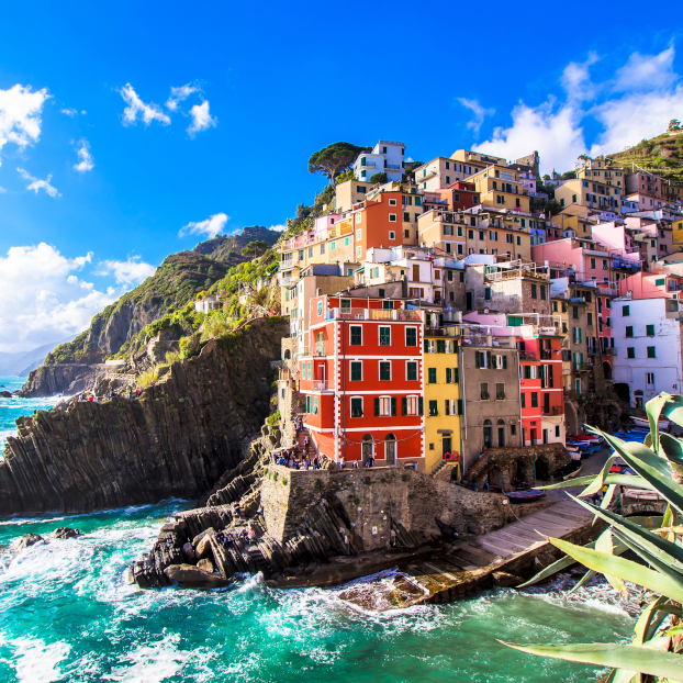 Aldea de Riomaggiore en el Parque Nacional Cinque Terre - Excursión a Cinque Terre con ferry y tren desde Florencia - Visitas guiadas y Free tours Buendía Italia
