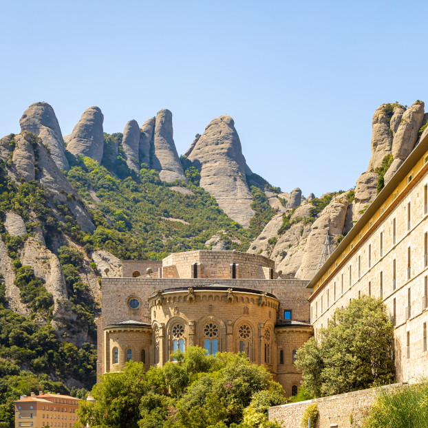 Monasterio de Monserrat en Cataluña - Excursión a Montserrat por la tarde con tren cremallera - Visitas guiadas y Free tours en español Buendía Cataluña