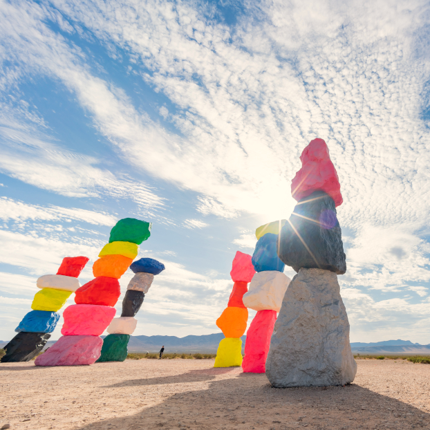 una obra del artista Ugo Rondinone - Tour 7 montañas mágicas y Letrero Las Vegas - Visitas guiadas y Tours en español Buendía Estados Unidos