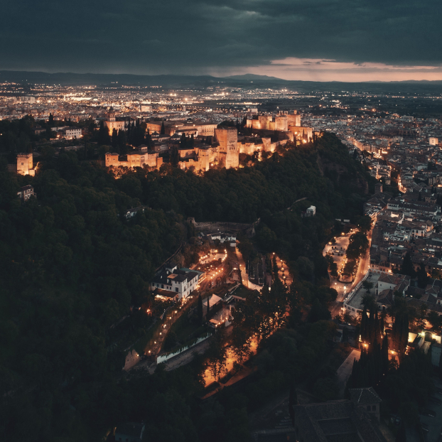 Vista aérea de noche de la Alhambra iluminada y Granada al fondo - Visita Guiada Alhambra Nocturna: Palacios Nazaríes - Excursiones y Actividades en Granada - Buendía