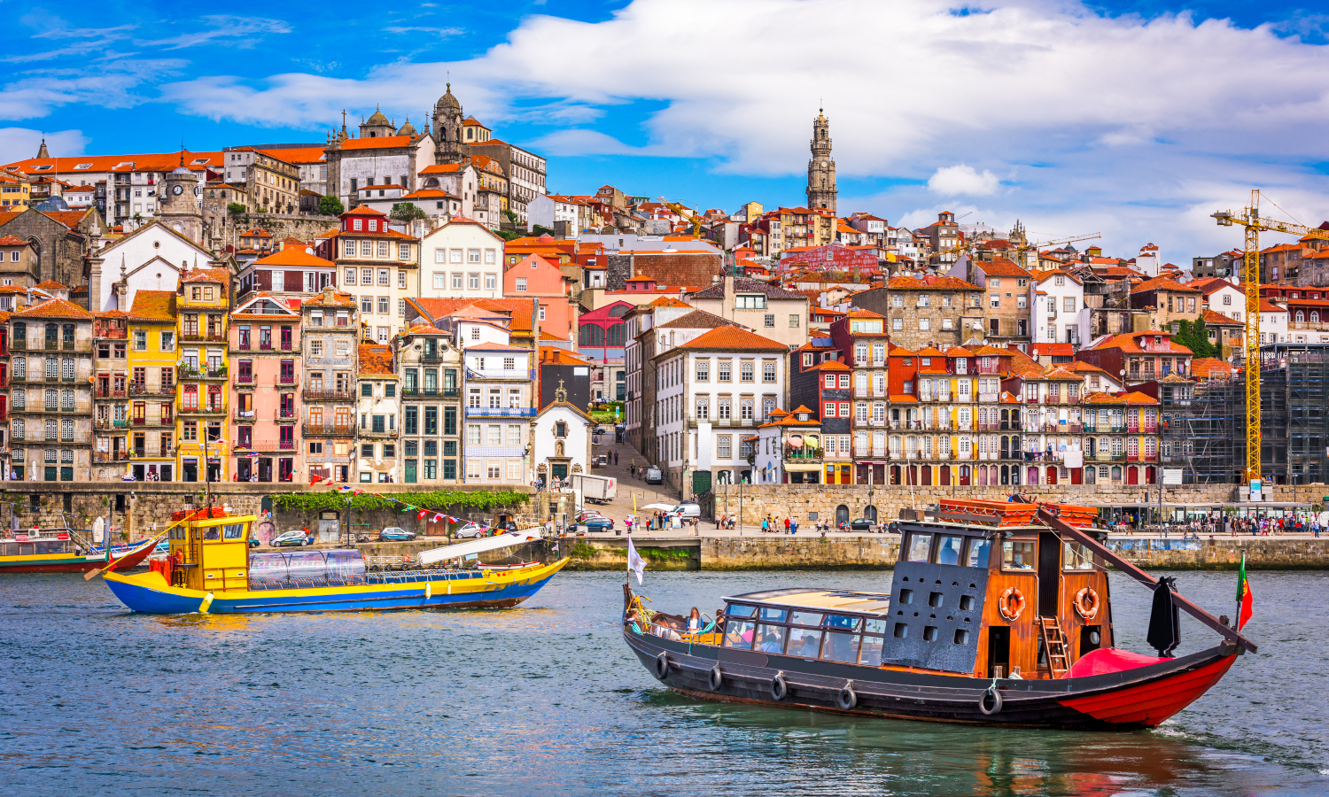 Termina este completo tour por Oporto con un paseo en barco por el Duero cruzando los 6 puentes a bordo de un rabelo tradicional. 