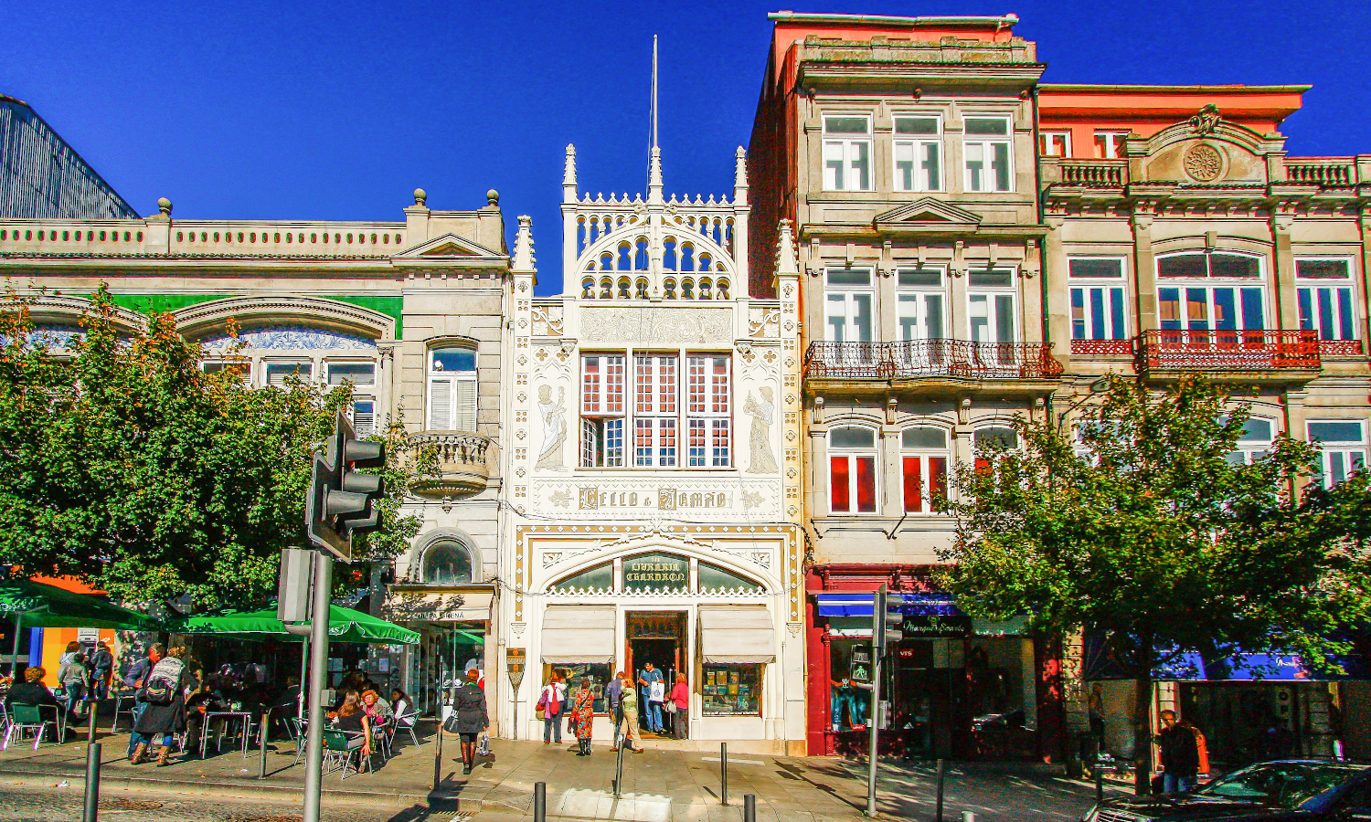 Visita el centro histórico, los lugares modernos de la ciudad y los más icónicos del centro como la Librería Lello.