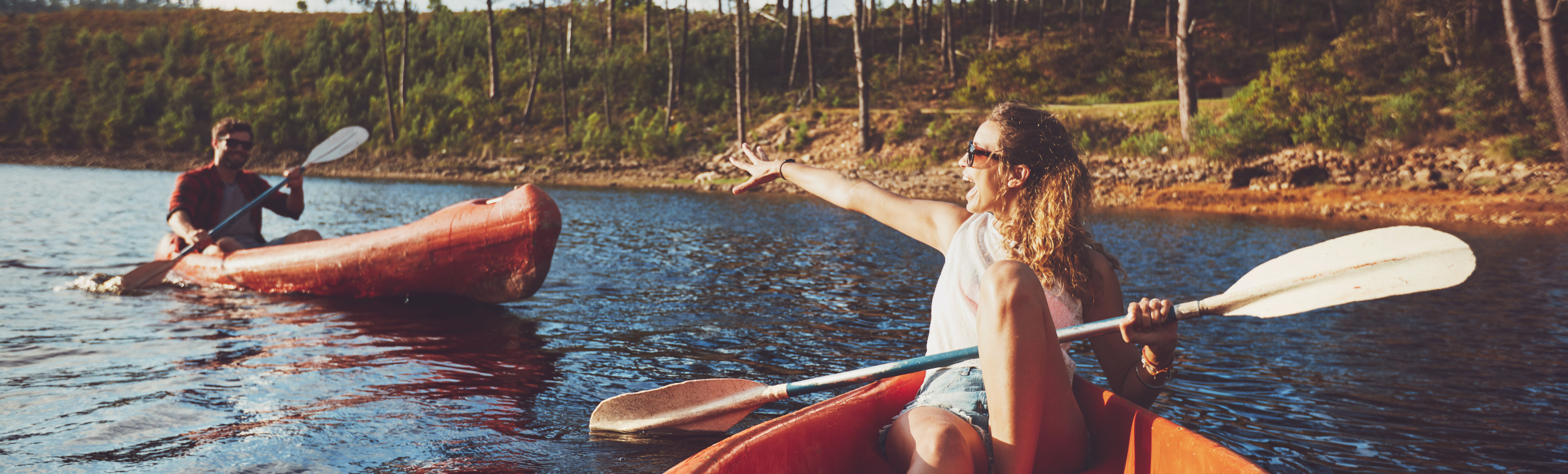 Dos personas disfrutando de un descenso en kayak por el río Asón