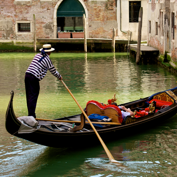 Paseo en góndola por el canal de Venecia