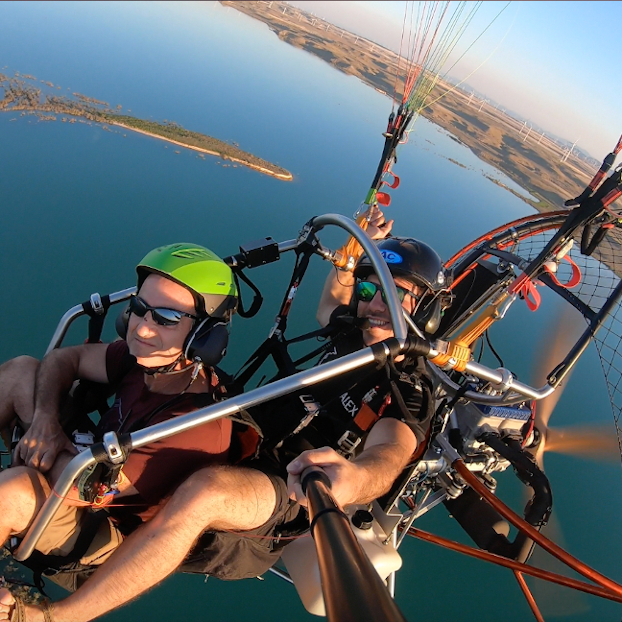 Parapente en el embalse de Loteta
