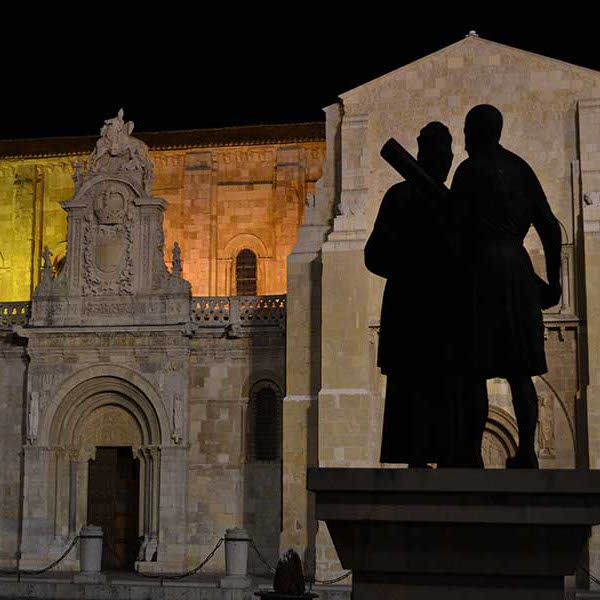 Tour de León por la noche