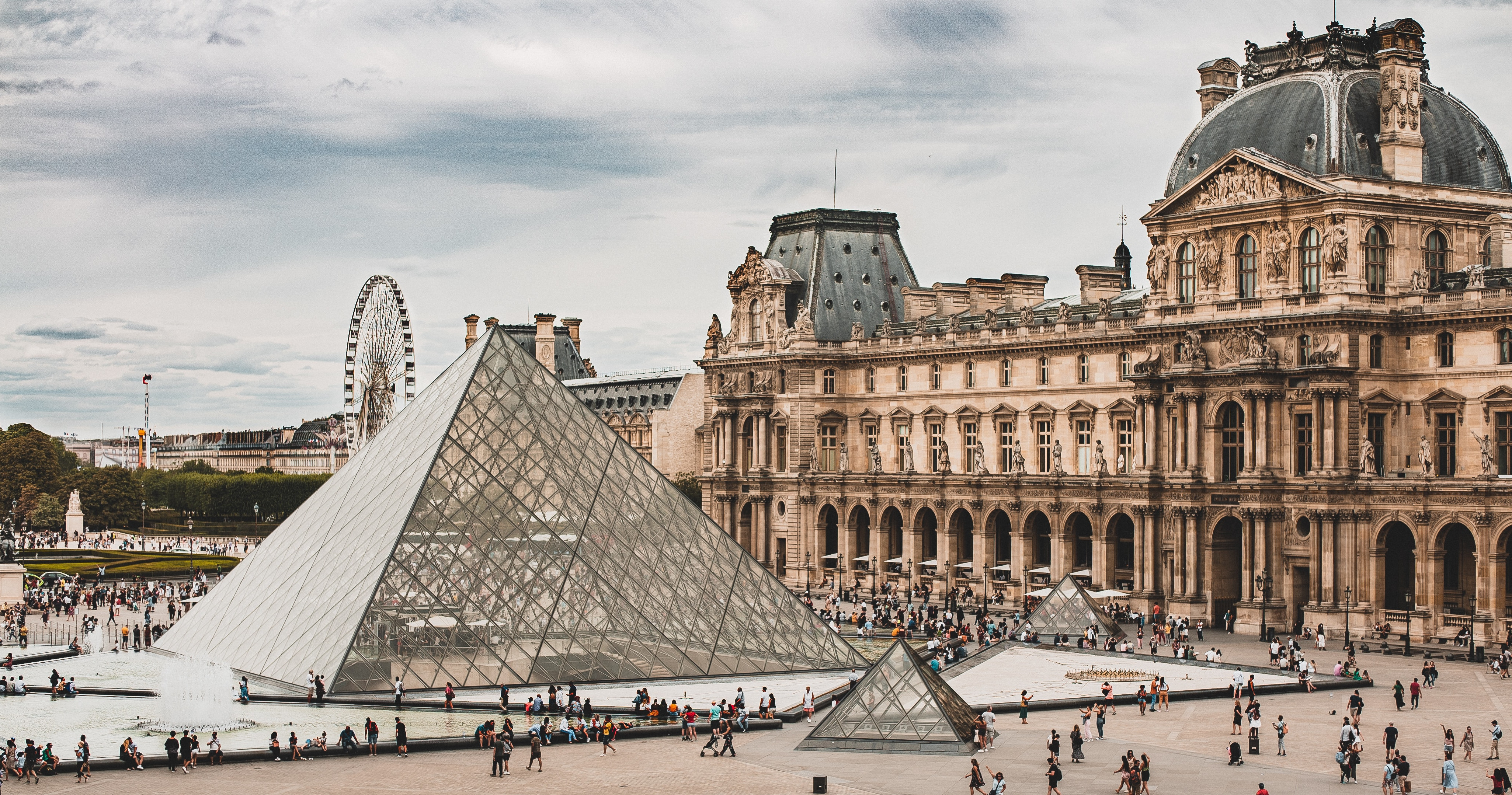 Exterior del Museo del Louvre en París- Atracciones Turísticas en París - Buendia Experiencias Únicas