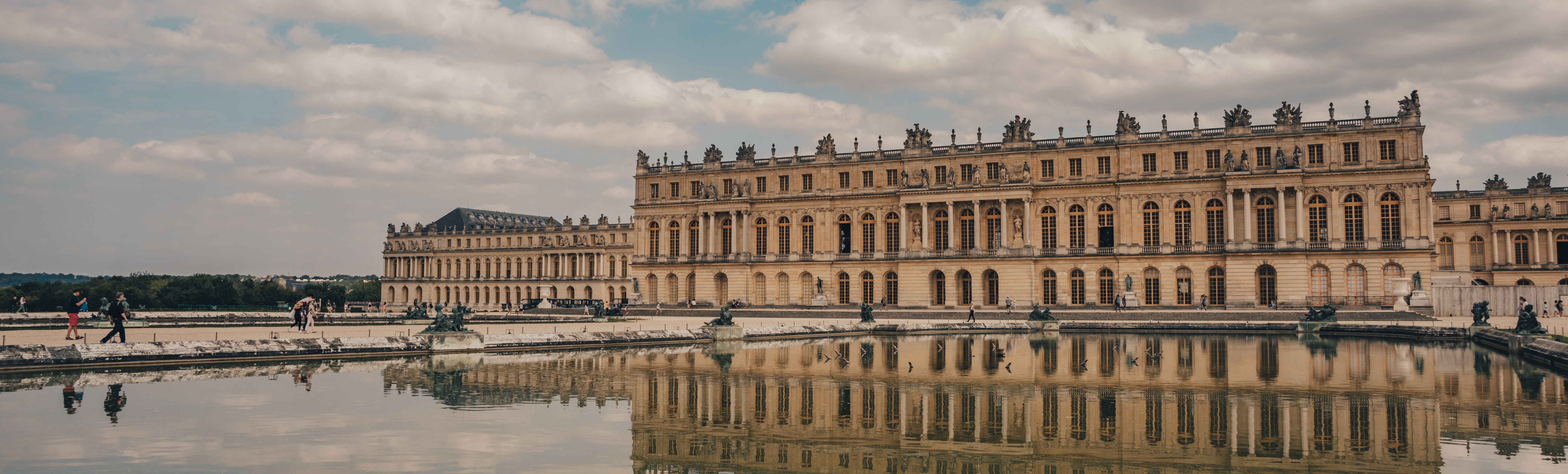 Vista exterior del Palacio de Versalles- Visitas el Palacio de Versalles en París-Atracciones Turísticas en París - Buendía Experiencias Únicas