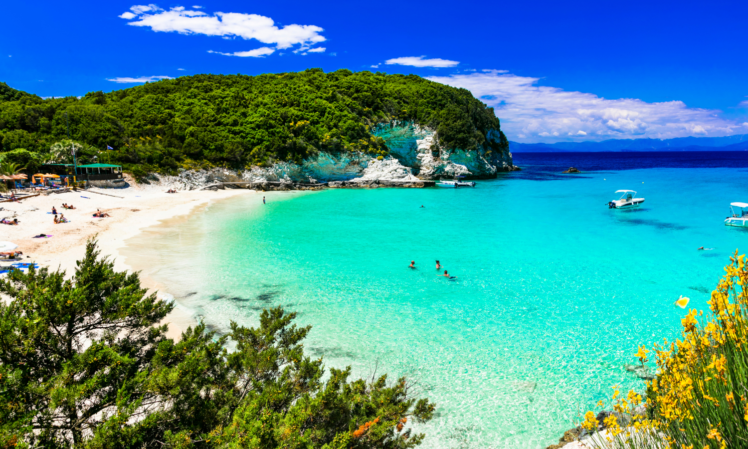 Playa de aguas azules en Paxos, Grecia