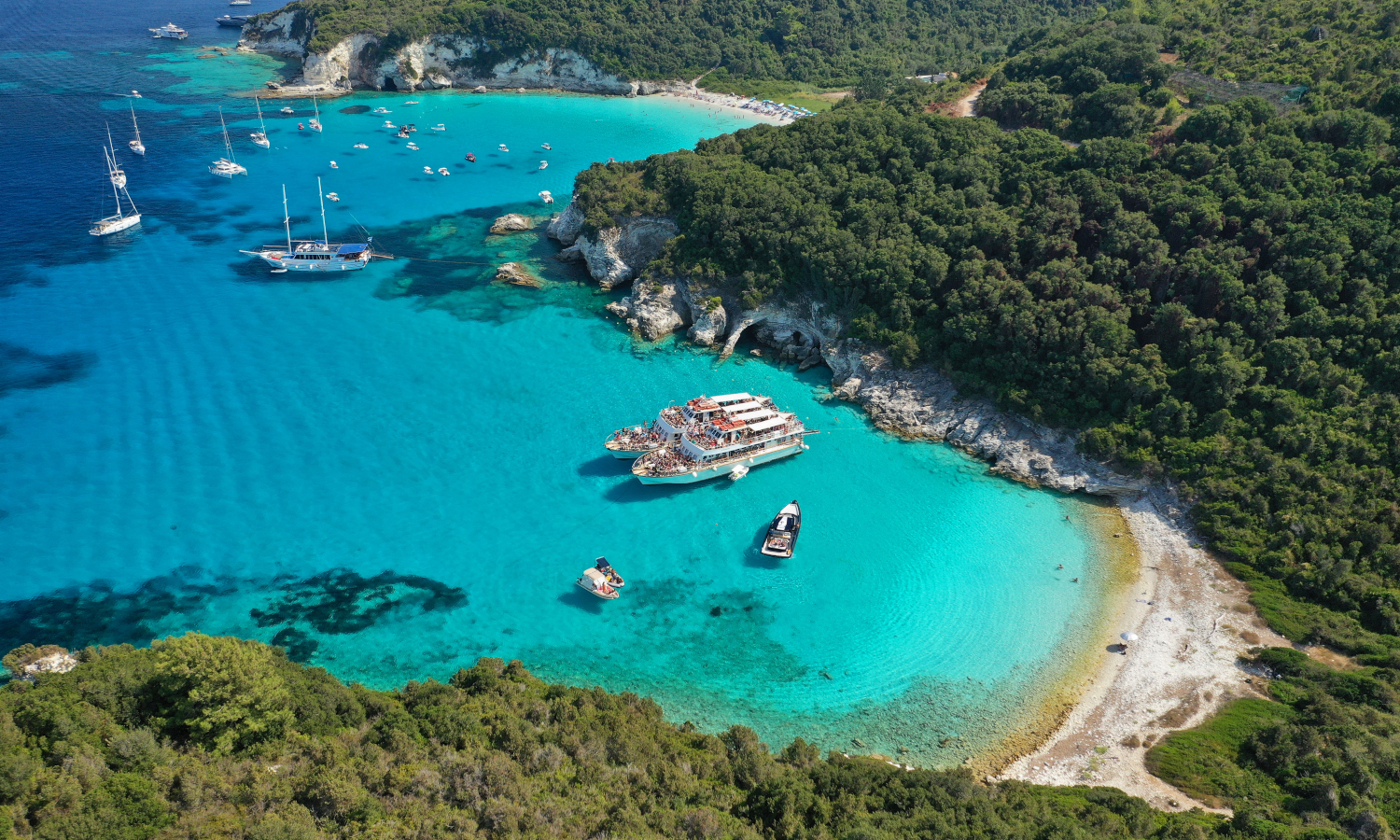 Barco atracado en las aguas azules de Paxo, Grecia