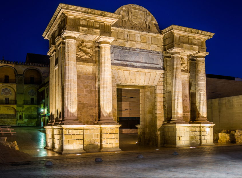 Vista de la puerta del puente Romano por la noche en Córdoba - Free Tour Córdoba de noche Visitas guiadas  y Excursiones en español Buendía Tours Andalucía