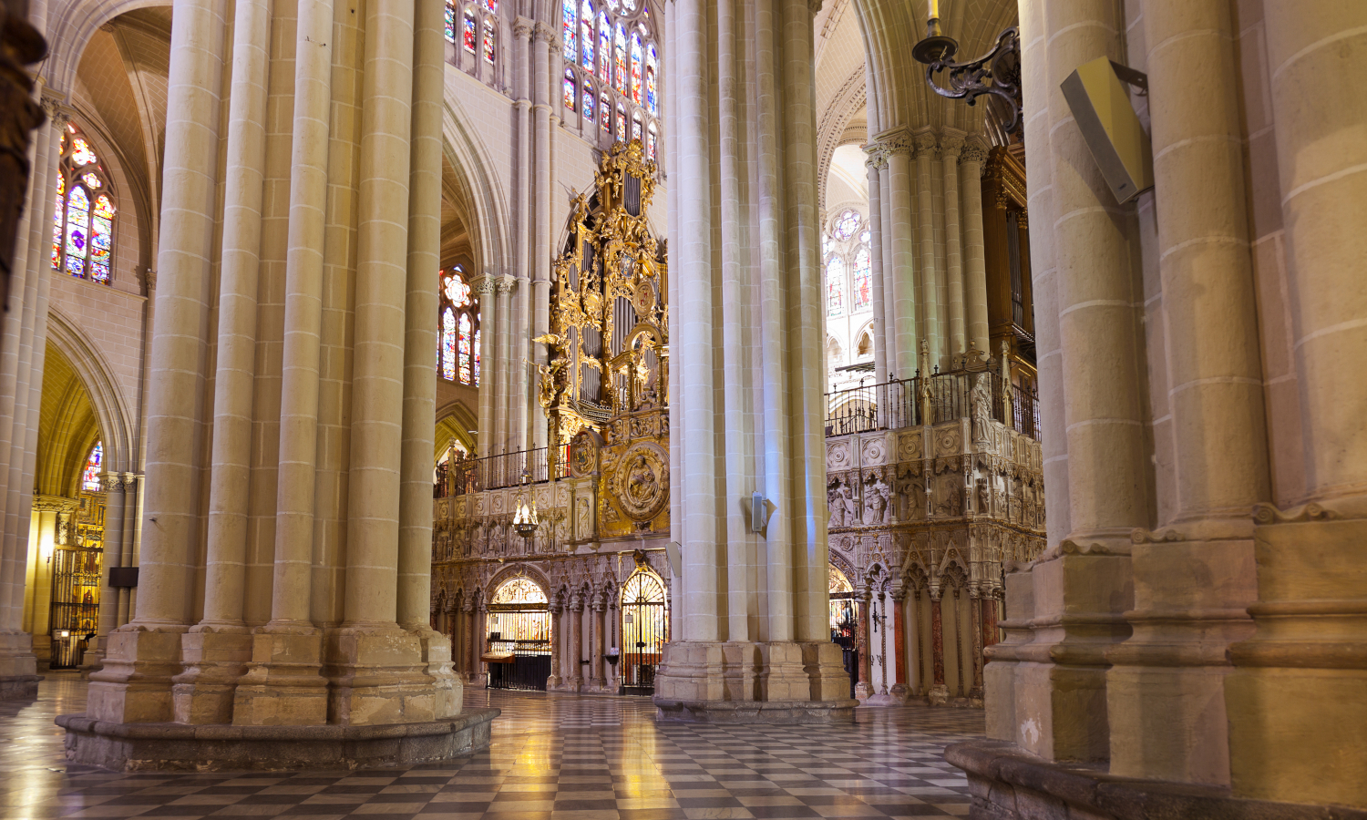 Una de las características más famosas en el interior de la catedral es el retablo barroco conocido como "El Transparente".