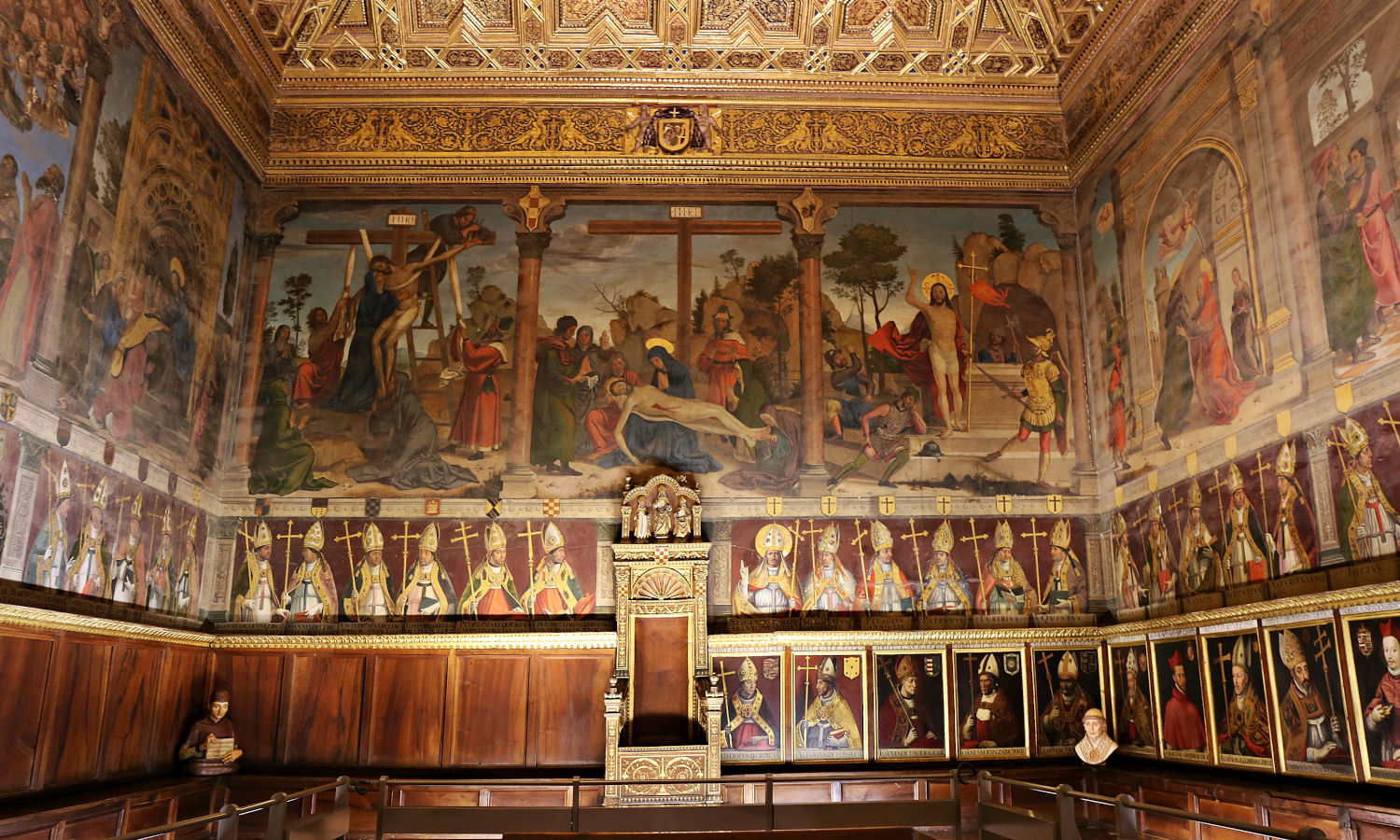 La Sala Capitular, el lugar donde los miembros del cabildo se reúnen para discutir asuntos administrativos, litúrgicos y disciplinarios.