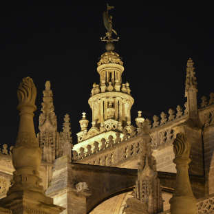 Tour a pie nocturno por el Barrio de Santa Cruz de Sevilla