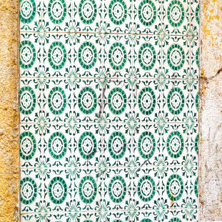 Encontraremos azulejos típicos en las casas de este emblemático barrio.