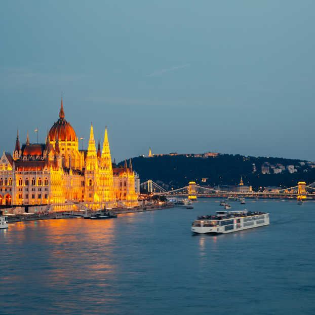 Paseo en barco por el Danubio al atardecer