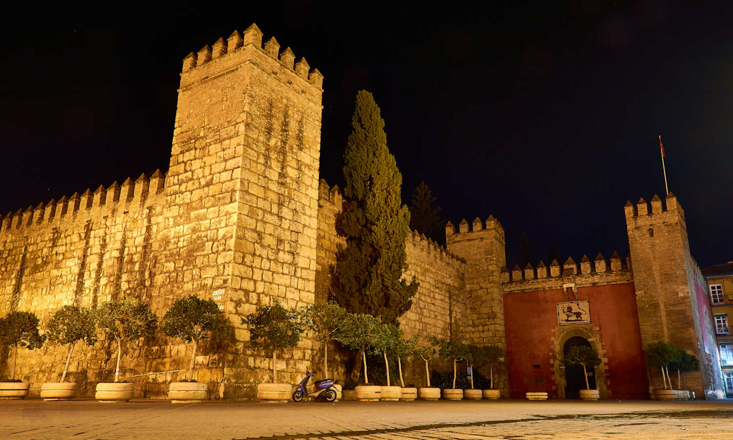 La ciudad iluminada crea un atmósfera perfecta para desarrollar el tour de la Sevilla misteriosa y paranormal.