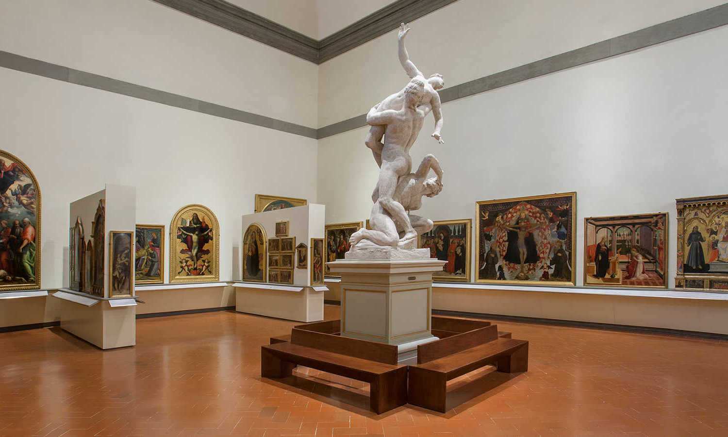 También encontrarás obras de artistas italianos, flamencos o europeos como Botticelli, Pontormo o Juan de Bolonia.