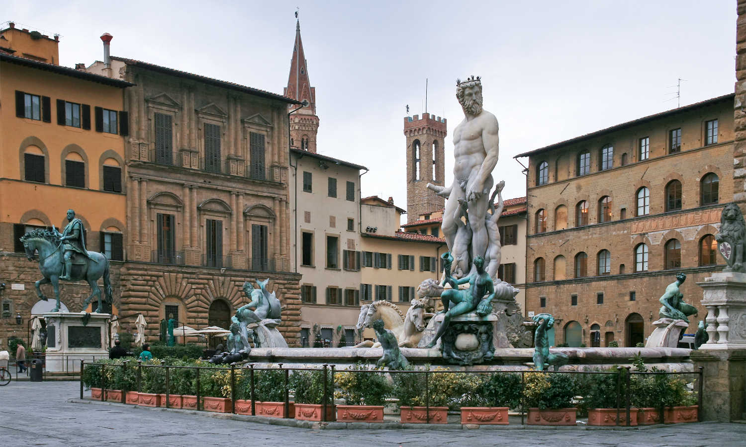 Seguimos la visita por el arte florentino por la Plaza della Signoria con la Fuente de Neptuno y La Estatua de Perseo.