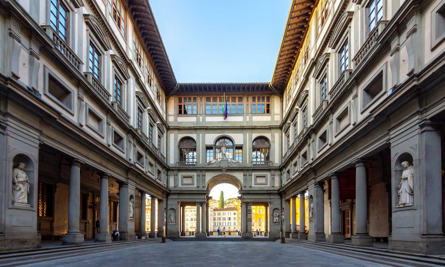 La Galería de los Uffizi acoge una de las colecciones de pintura más ricas del mundo y es el segundo museo más visitado de Italia. 