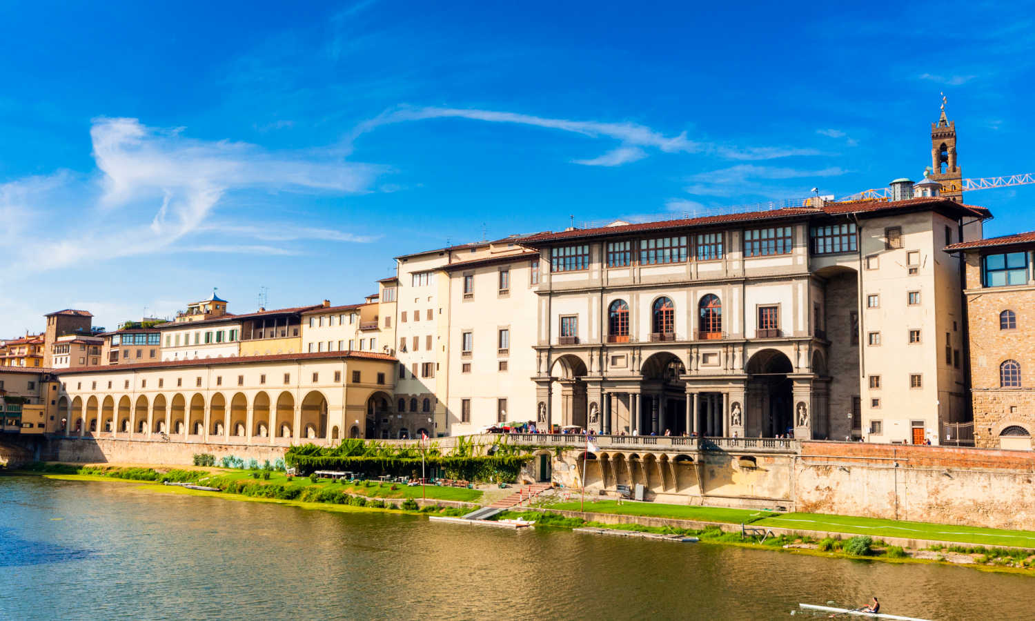 Pegado al Río Arno, destaca tanto su interesante fachada como las salas del interior.