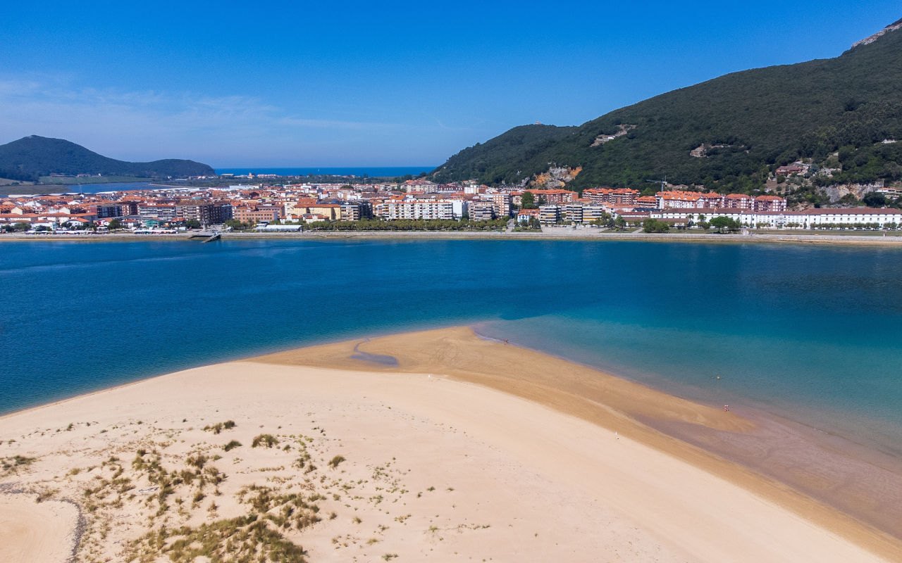 Playa y bahía de Santoña, Cantabria, vistas desde las dunas.