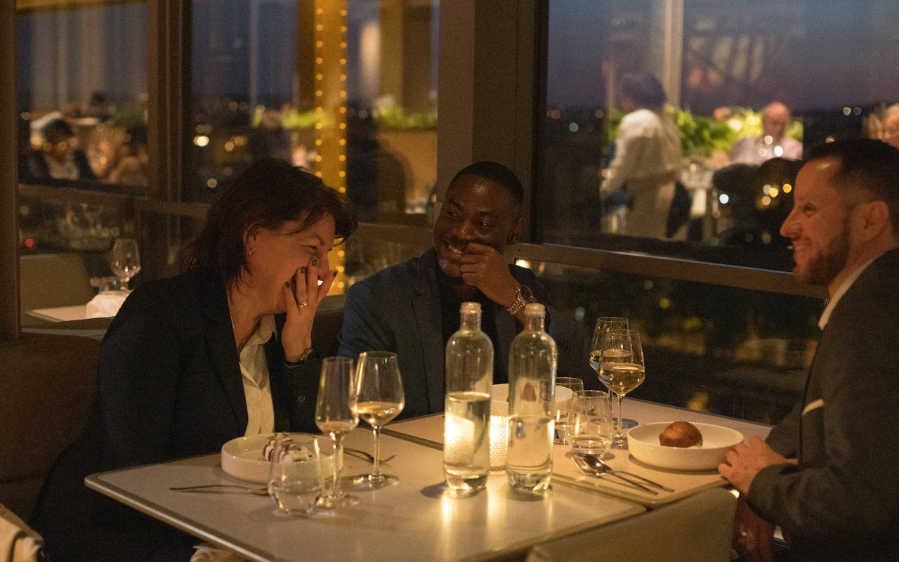Con amigos, en familia o, simplemente, para pasar un buen rato en compañía, Madame Brasserie es uno de los mejores restaurantes de París. ¡No lo dudes y vívelo en persona!