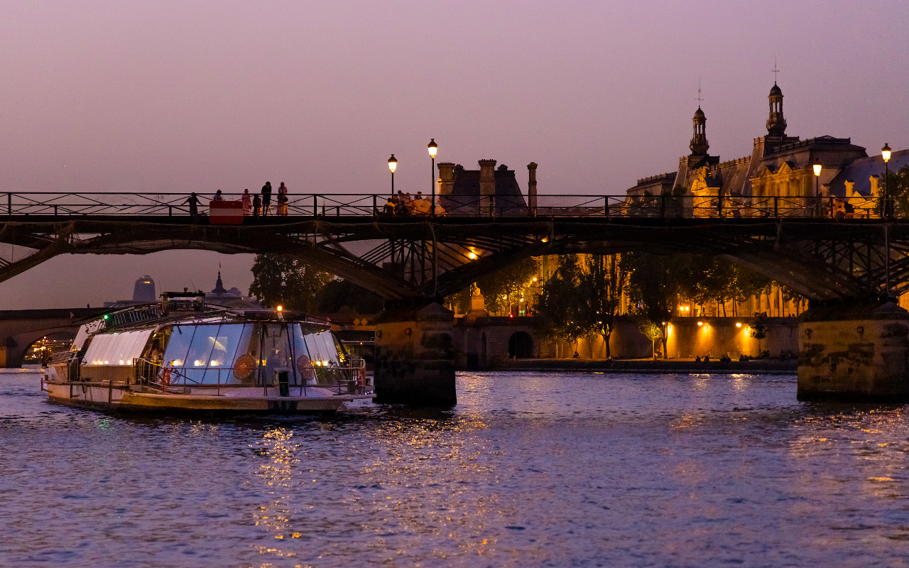 Conoce la capital francesa a bordo de un elegante bateaux parisino.