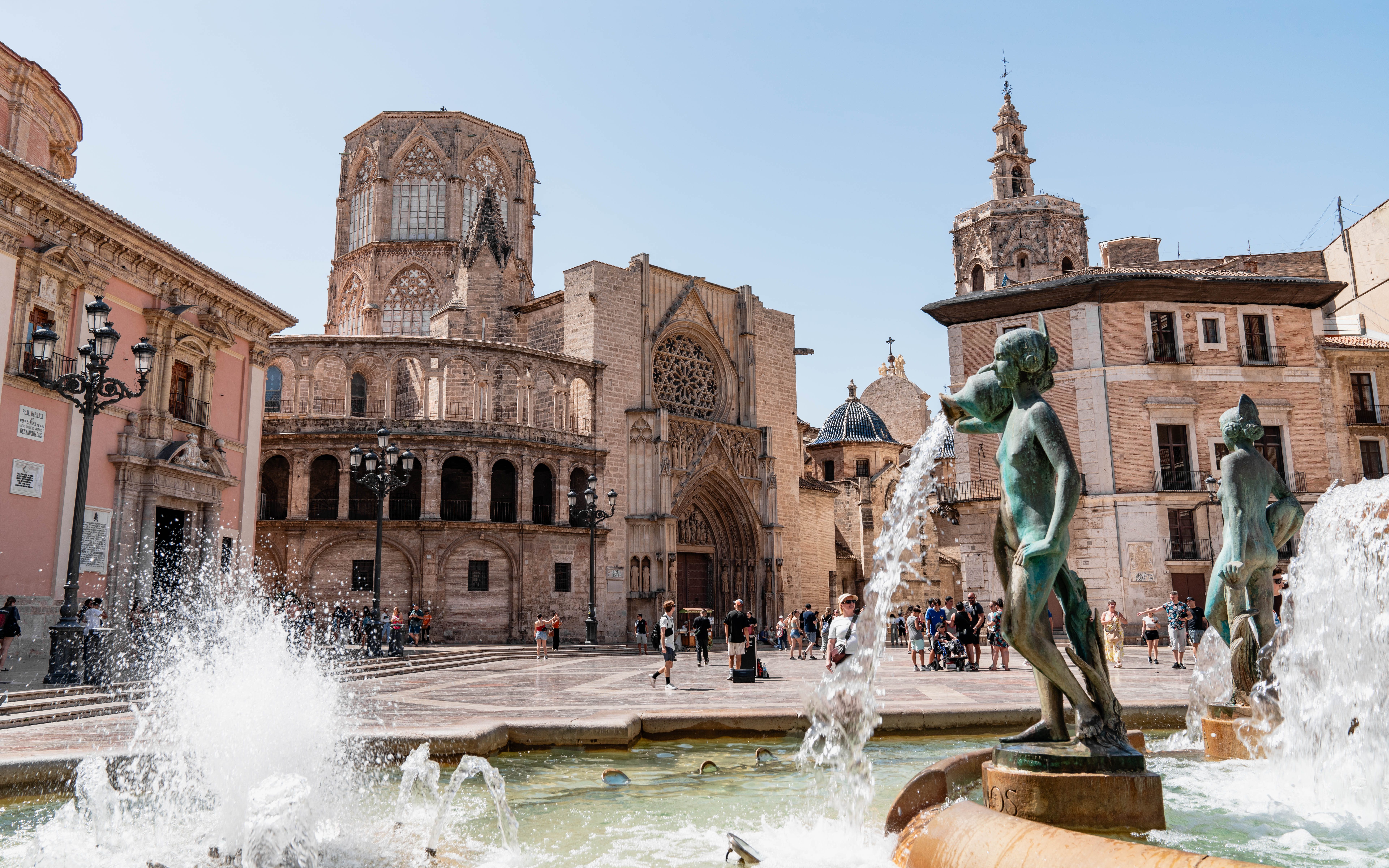 En nuestro free tour visitaremos la majestuosa fuente del Turia, situada en la Plaza de la Virgen.