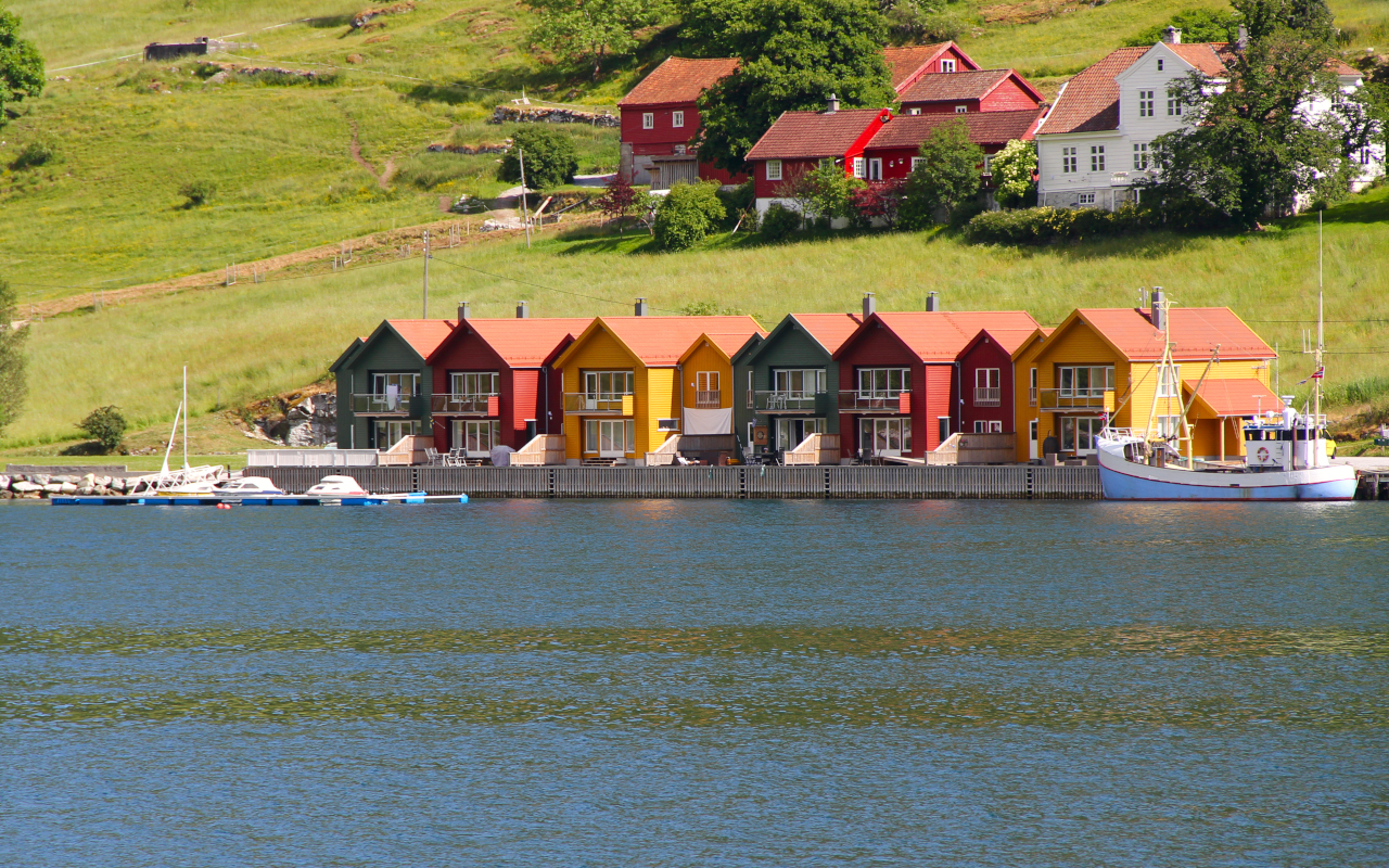 Las casas que se encuentran en la orilla te enamorarán con sus colores.