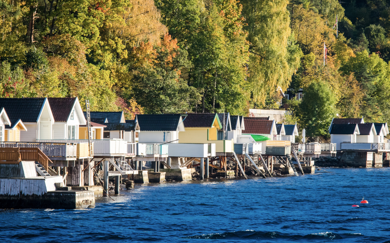  bello contraste del azul y el verde y arquitectura típica local.