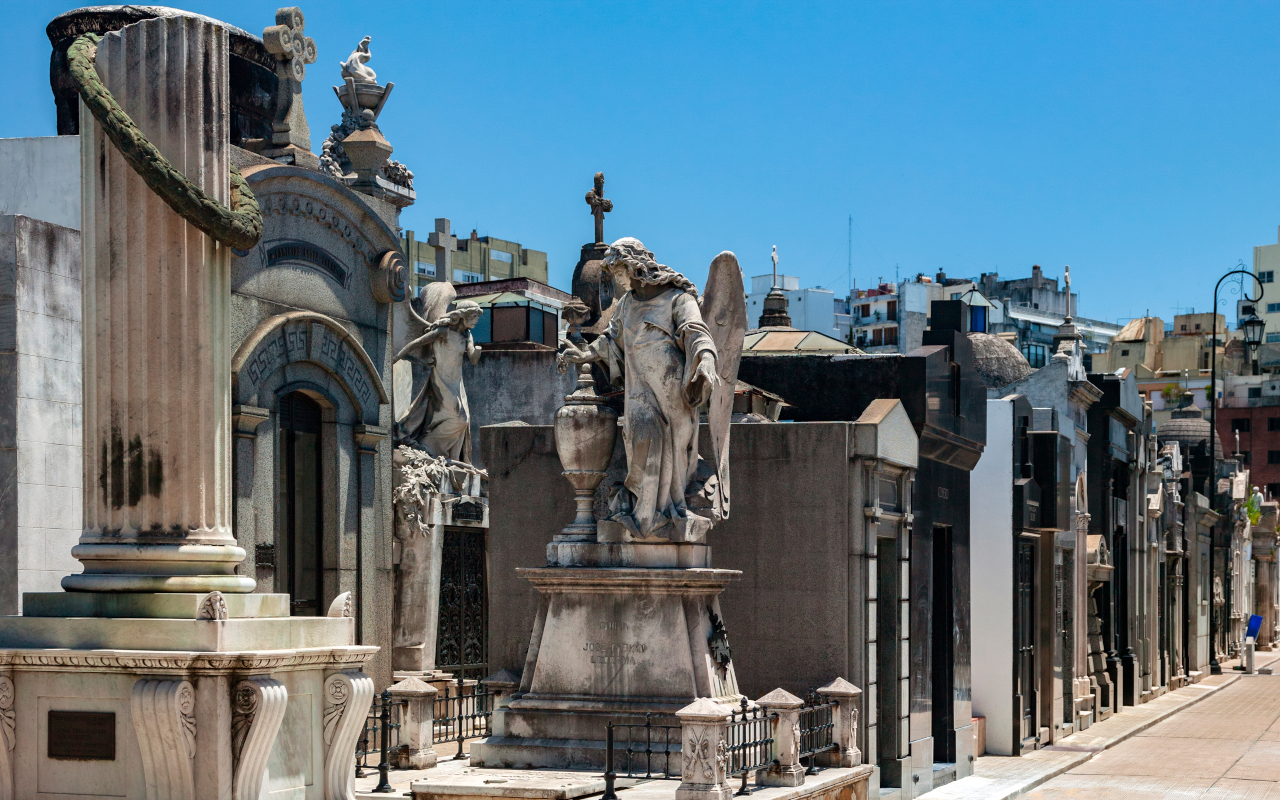 El cementerio de la Recoleta es uno de los más bellos del país.