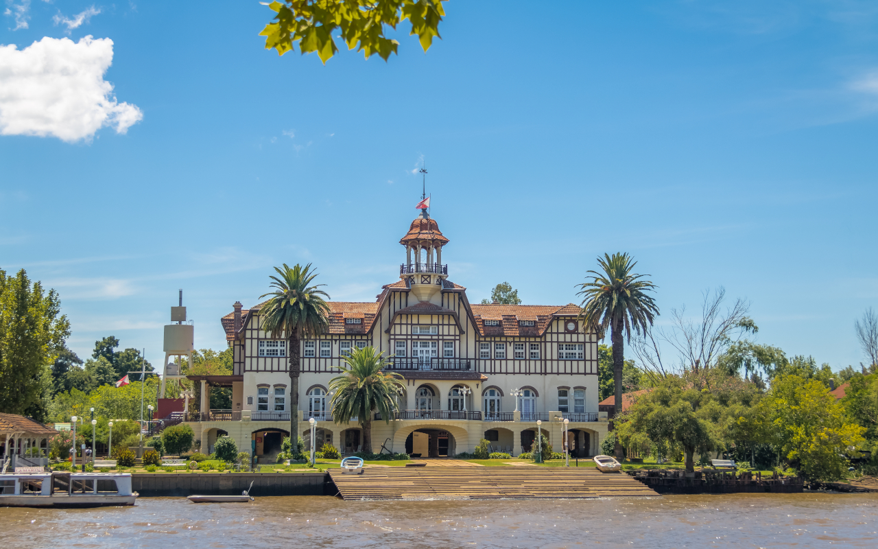 El majestuoso edificio del club de remo también está incluido en el itinerario del delta del Tigre.
