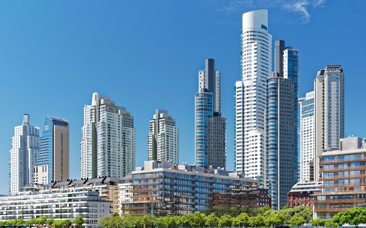 El distrito de Puerto Madero contrasta con la arquitectura típica con sus enormes rascacielos.