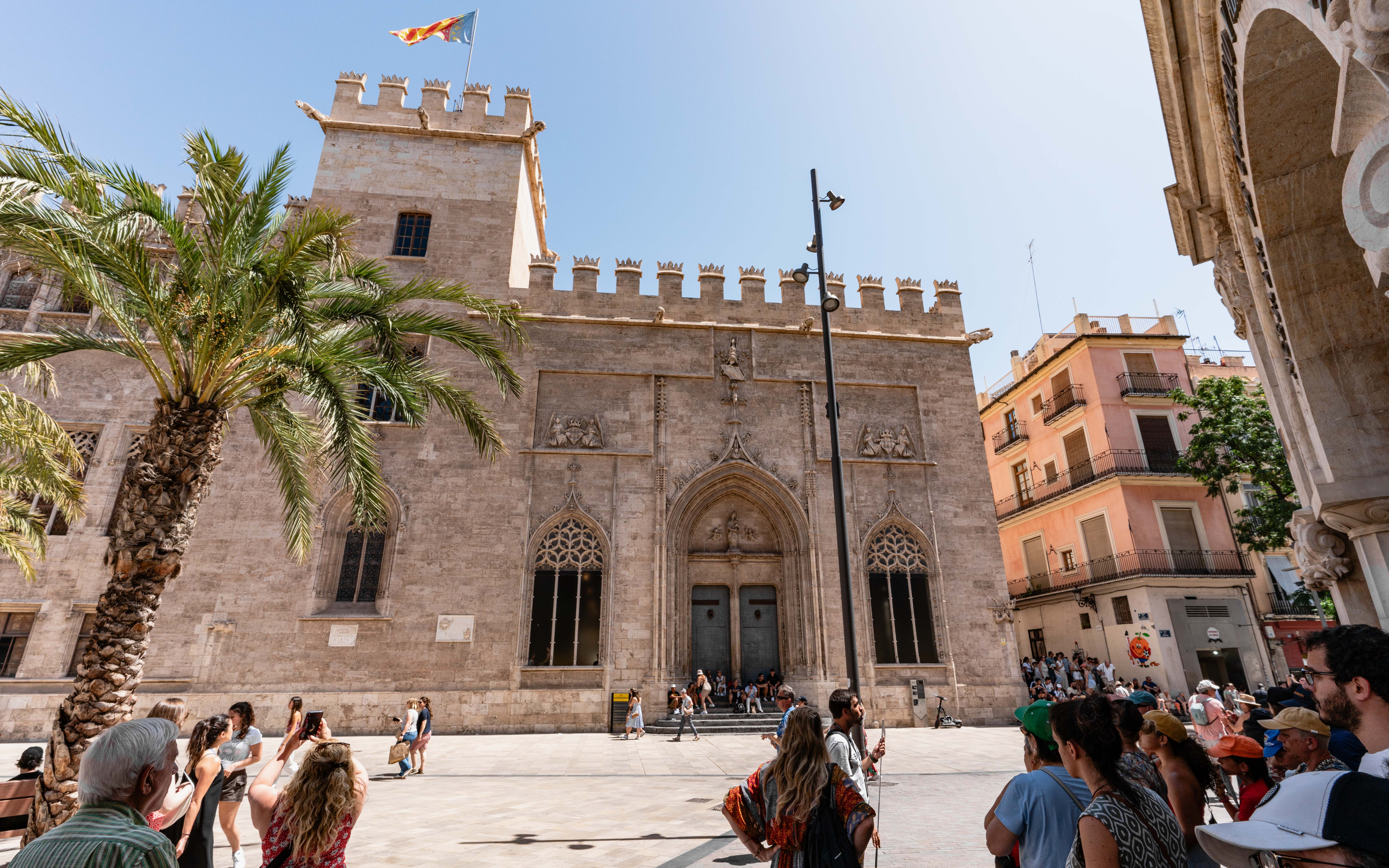 La Lonja de la Seda es otro de los edificios emblemáticos, pieza maestra de la arquitectura civil gótica.