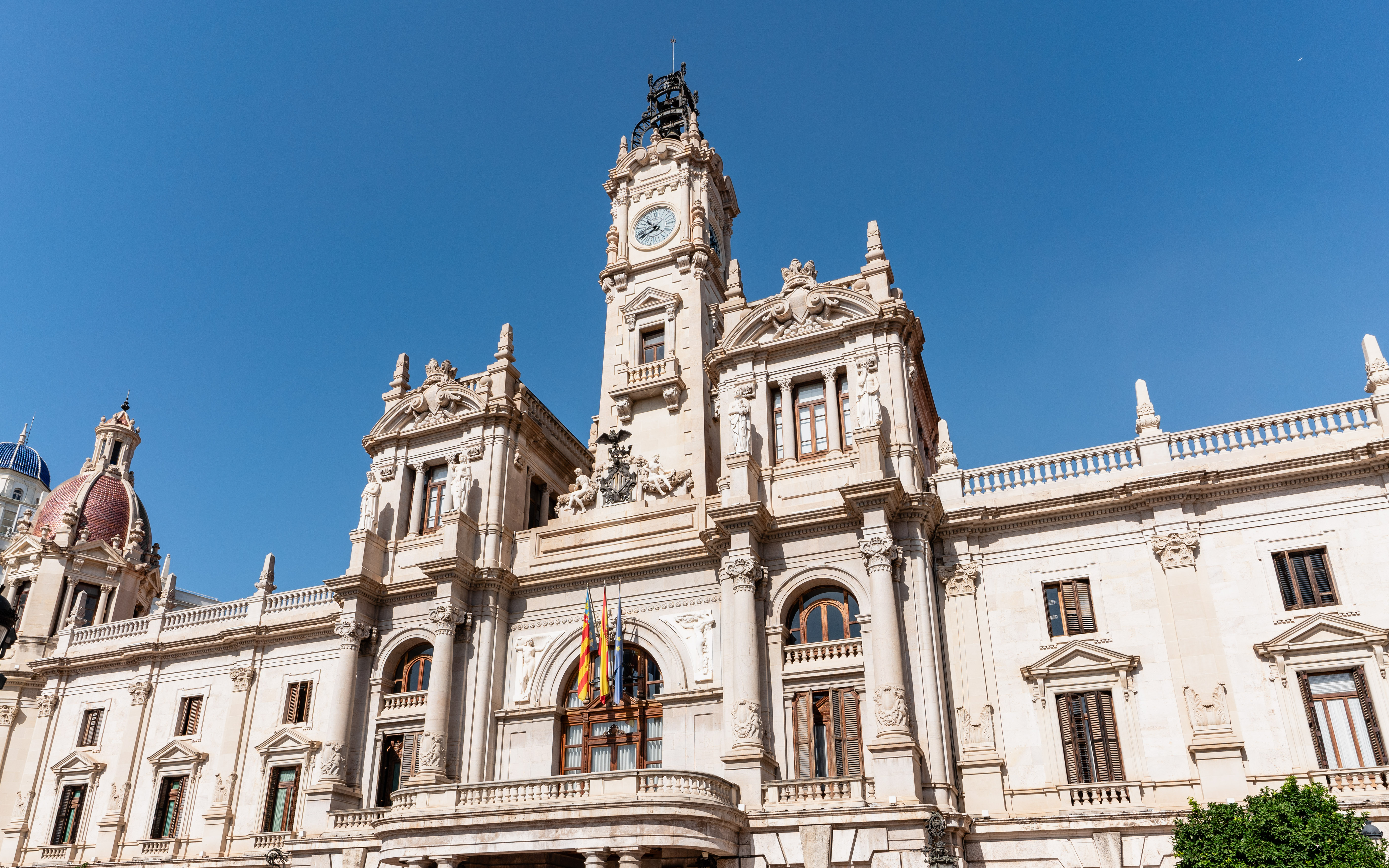 Admiraremos los numerosos elementos decorativos de la fachada del Ayuntamiento de Valencia. 
