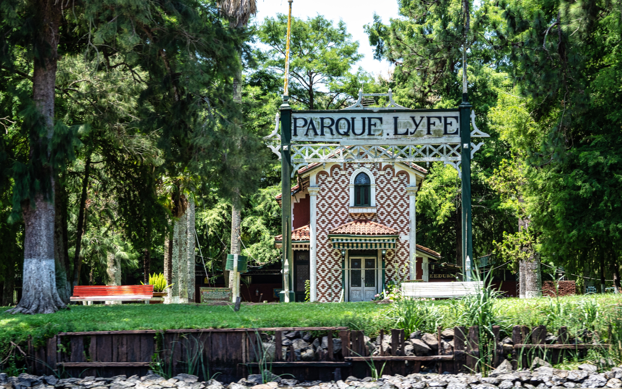A medida que avances descubrirás la vegetación y los parques que rodean este enclave natural.